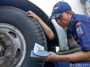Petugas Usir 6 Bus Tak Laik Jalan di Leuwipanjang Bandung