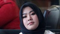 Foto: Hitam Putih dan Bungkamnya Istri Zumi Zola di KPK