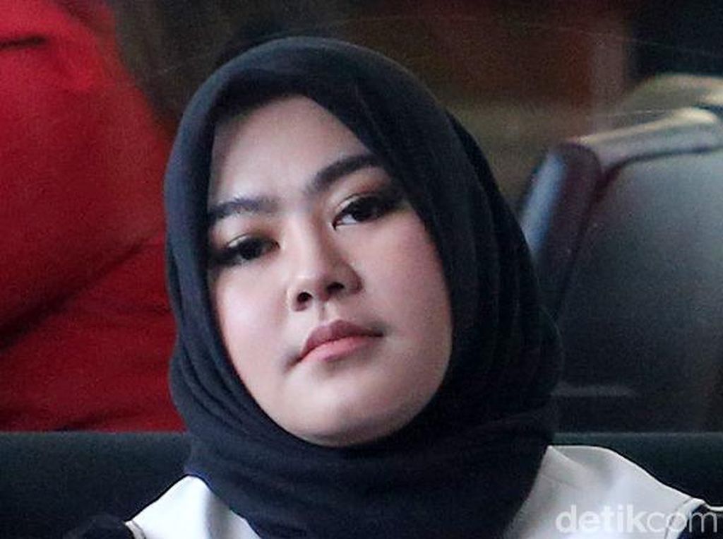 Istri Zumi Zola Diperiksa KPK soal Duit Sitaan dari Vila Istri Zumi Zola Diperiksa KPK soal Duit Sitaan dari Vila