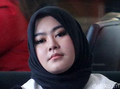 Ekspresi Datar Istri Zumi Zola yang Datang ke KPK Sendiri