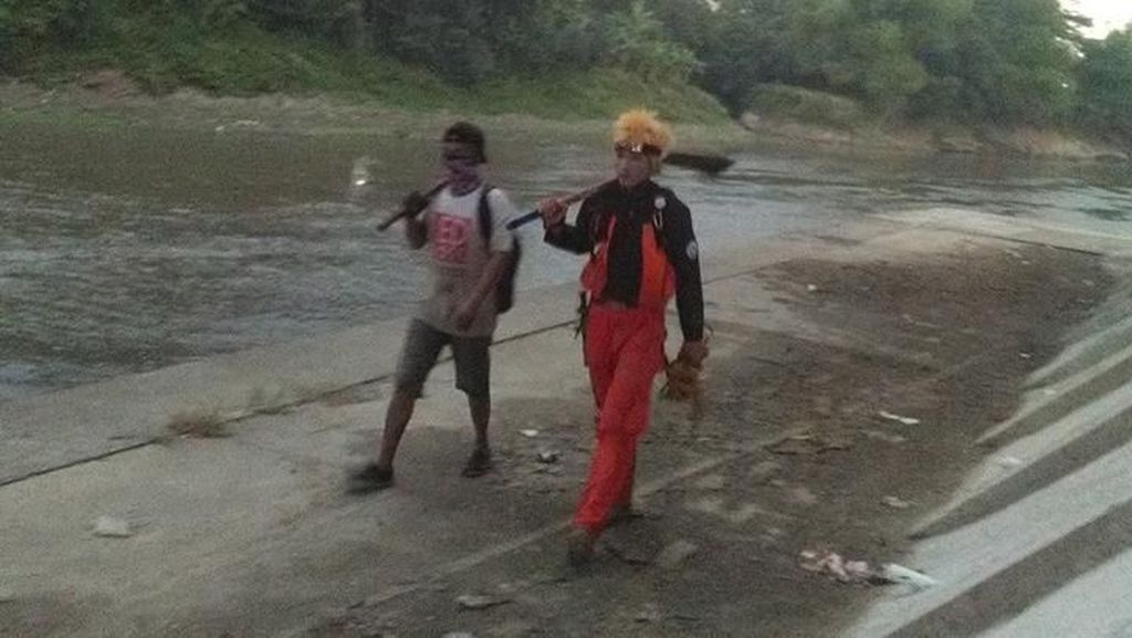 Aksi Naruto Bersih-bersih Bengawan Solo dan Tepis Pencitraan Hokage