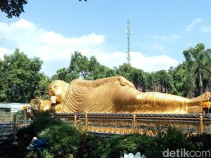Mengintip Ritual Cuci Patung Budha Tidur di Mojokerto