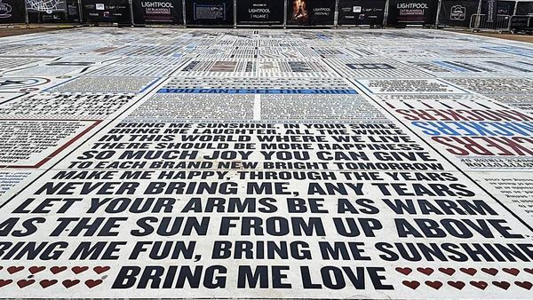 Foto: Karpet Raksasa yang Berisi Lelucon