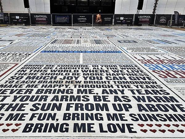 Foto: Karpet Raksasa yang Berisi Lelucon