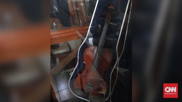Koleksi TIM peninggalan Ismail Marzuki, biola dan jam meja.
