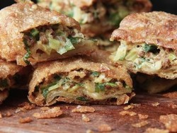 Gurih Mantap! Martabak Telur Buat Buka Puasa Ada di Sini