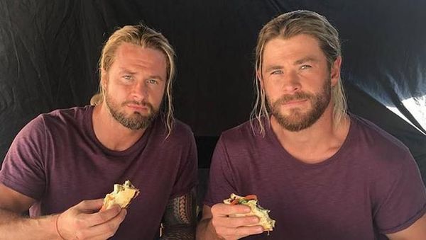 Ketika Bintang Superhero Foto Bareng Pemeran Pengganti, Mana Lebih Keren?