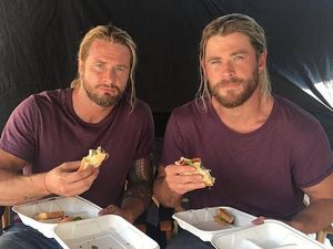 Ketika Bintang Superhero Foto Bareng Pemeran Pengganti, Mana Lebih Keren? Ketika Bintang Superhero Foto Bareng Pemeran Pengganti, Mana Lebih Keren?