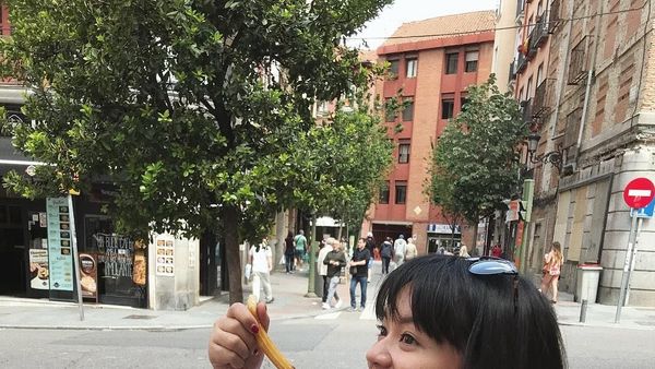 Makin Cantik Saat Dewasa, Ini 10 Pose Amel Carla Saat Ngemil Churros dan Ngeteh