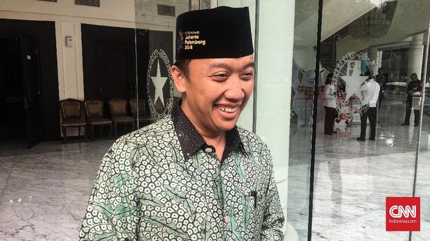 Imam Nahrawi mengenakan peci dengan logo Asian Games 2018 sebagai promosi multievent empat tahunan itu.