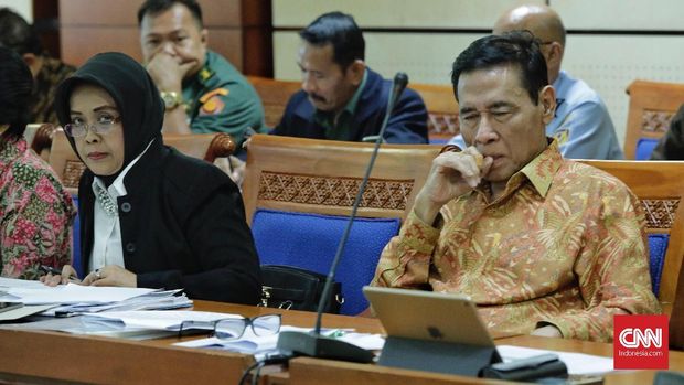 Ketua tim pemerintah pembahasan RUU Terorisme yang juga Kepala Badan Pembinaan Hukum Nasional Enny Nurbaningsih (kiri) dan anggota tim pemerintah Muladi (kanan), di gedung DPR, Jakarta, beberapa waktu lalu.