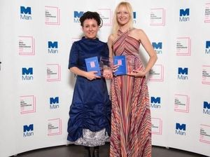 Penulis Polandia Menangkan Penghargaan Fiksi Bergengsi di Inggris