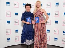 Penulis Polandia Menangkan Penghargaan Fiksi Bergengsi di Inggris