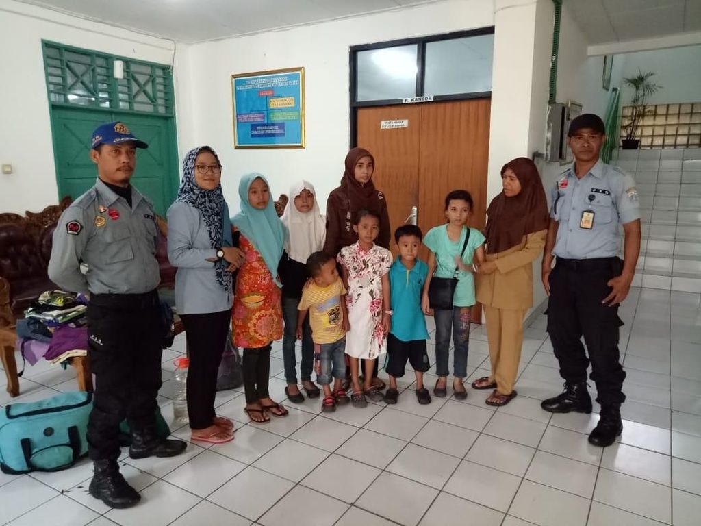 Diusir dari Kontrakan, Ibu dan 6 Anaknya Terpisah dari Suami Diusir dari Kontrakan, Ibu dan 6 Anaknya Terpisah dari Suami