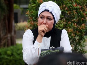 Ibu Zumi Zola Ditanya KPK Soal Duit Sitaan di Vila Ibu Zumi Zola Ditanya KPK Soal Duit Sitaan di Vila