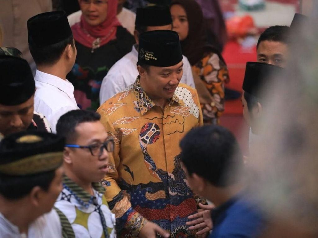 Kopiah Hitam Menpora untuk Promosi Asian Games Kopiah Hitam Menpora untuk Promosi Asian Games