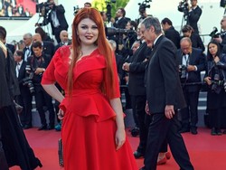 Whoops! Baju Model Ini Terinjak Sampai Copot Saat Pose di Red Carpet Cannes
