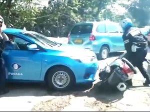 Panik! Taksi Serempet Motor Petugas saat Razia Parkir Liar