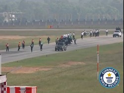 Rekor! 58 Orang Naik Satu Sepeda Motor