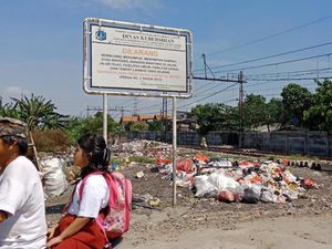 Jorok! Sampah Menumpuk di Pinggir Rel KA di Tanjung Priok
