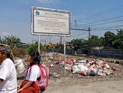 Jorok! Sampah Menumpuk di Pinggir Rel KA di Tanjung Priok