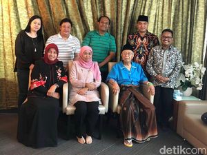 Jenguk Gus Sholah di Singapura, Khofifah Doakan Segera Sehat