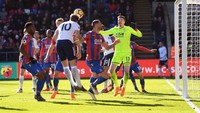 6. Harry Kane merupakan pemain tersubur kedua di Premier League 2017/2018 dengan mencetak 30 gol. Enam di antaranya dibuat pemain Tottenham Hotspur itu lewat sundulan. (Foto: Mike Hewitt/Getty Images)