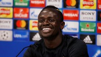 Sadio Mane melayani pertanyaan media pada sesi jumpa pers usai latihan di Anfield tersebut. Senyum merekah Mane akankah terlihat lagi akhir pekan ini? (Andrew Yates/Reuters)