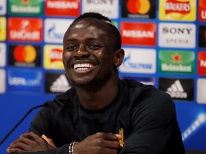 Jelang Final Liga Champions, Mane Kirim 300 Jersey Liverpool ke Kampung Halaman