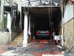 Mobil Korsleting, Api Menyambar ke Rumah Mewah di Cilandak