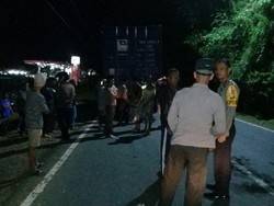 Tabrak Pantat Truk Tronton, Pemotor di Sulsel Tewas Seketika