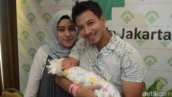 Selamat! Fairuz A Rafiq dan Sonny Dikaruniai Bayi Perempuan