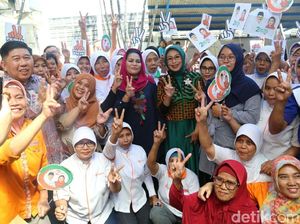 Puti Guntur dan Istri Gus Ipul Dielu-Elukan Ribuan Pekerja Pabrik