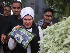 Ibu Zumi Zola Menangis Usai Diperiksa KPK Ibu Zumi Zola Menangis Usai Diperiksa KPK