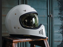 Helm Berdesain Jadul Buatan Shoei, Keren Tidak?