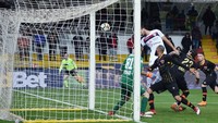 3. Sedang dipinjamkan Napoli, Leonardo Pavoletti bersinar bersama Cagliari dengan membuat 11 gol Serie A. Dari jumlah itu, sembilan gol di antaranya dicetak lewat sundulan. (Foto: Francesco Pecoraro/Getty Images)