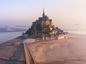 Wow! Ada Kastil di Pinggir Laut Prancis