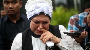 Diperiksa KPK, Ibunda Zumi Zola Menangis