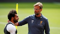 Rileks saja Mo, jangan tegang di final nanti. Mungkin itu yang dikatakan Juergen Klopp kepada Mohamed Salah di sesi latihan. (Andrew Yates/Reuters)