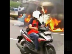 Angkot Terbakar di Kemayoran, 2 Mobil Damkar Meluncur