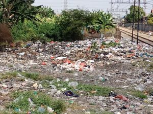 30 Ton Sampah Diangkut dari Pinggir Rel Tanjung Priok Setiap Hari 30 Ton Sampah Diangkut dari Pinggir Rel Tanjung Priok Setiap Hari