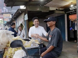 Sambil Ngabuburit, Ini yang Dilakukan Emil di Gresik Pinggiran