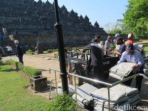 Abu Merapi Mengguyur Borobudur, Stupa Candi Belum Akan Ditutup