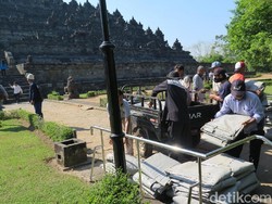 Abu Merapi Mengguyur Borobudur, Stupa Candi Belum Akan Ditutup