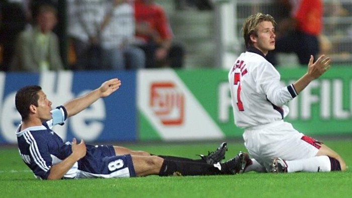 English midfielder David Beckham (R) and Argentinan captain Diego Simeone (L) react after foul play by Beckham during the 1998 Soccer World Cup second round match between Argentina and England, 30 June at Geoffroy Guichard stadium in Saint-Etienne, central France. Beckham was sent off the pitch after getting a red card by Danish referee Kim Milton Nielsen.  (ELECTRONIC IMAGE)   AFP PHOTO
 / AFP PHOTO / GERARD CERLES