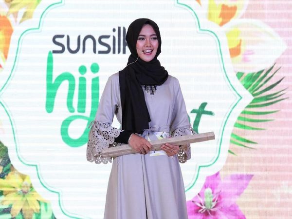 Foto: Aksi Viral Hijabers Kunyah Lampu Neon Seperti Makan Kerupuk