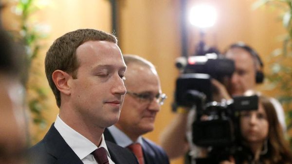 Mengintip Zuckerberg Dicecar Parlemen & Disambut Demo