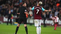 6. Marko Arnautovic harus 43 kali kena offside di Premier League 2017/2018, dalam usahanya mencetak 11 gol buat West Ham United di ajang tersebut. (Foto: Catherine Ivill/Getty Images)