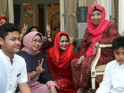 Puti Diberi Hadiah Kerudung Merah Oleh Sesepuh Muslimat