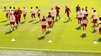 Pada hari Senin, (21/5/2018) kemarin, Liverpool mengadakan sesi latihan terbuka di Anfield untuk media jelang final Liga Champions. (Andrew Yates/Reuters)